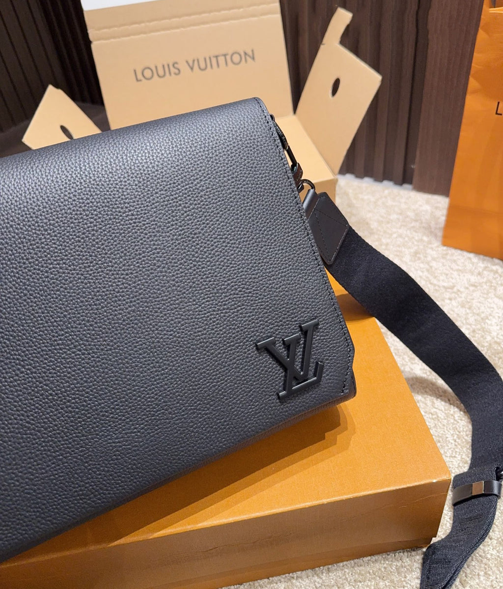 V take off flap messenger bag 1825102203