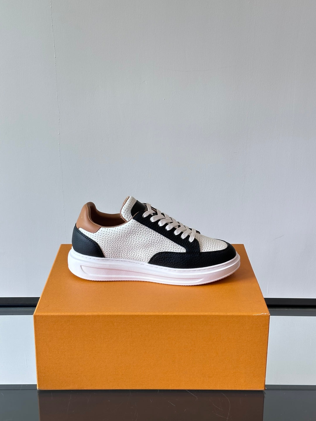 VV  Beverly Hills Breathable Sneaker 1825052107