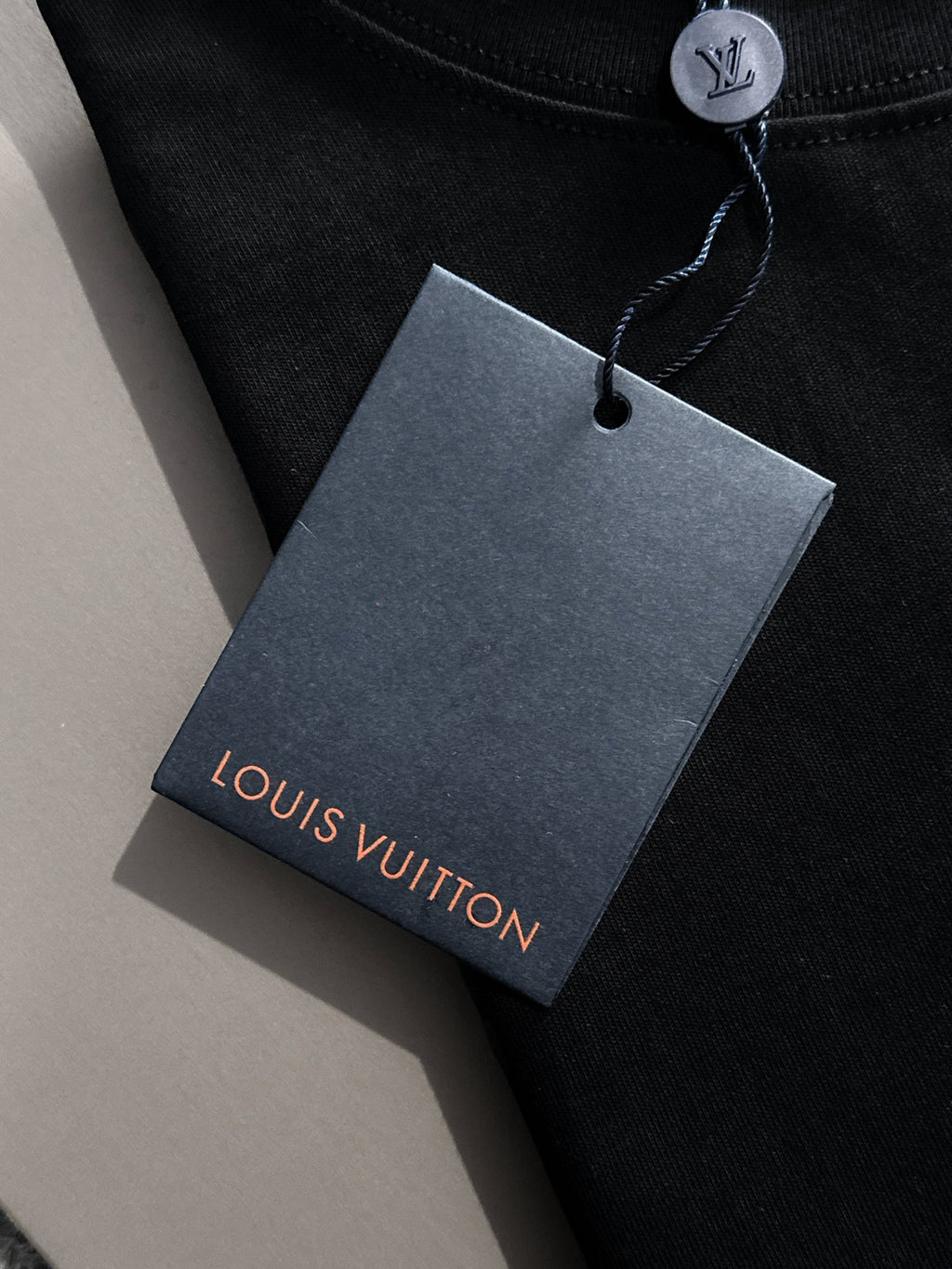 VV T-shirt with lettering on the hem 1825042503
