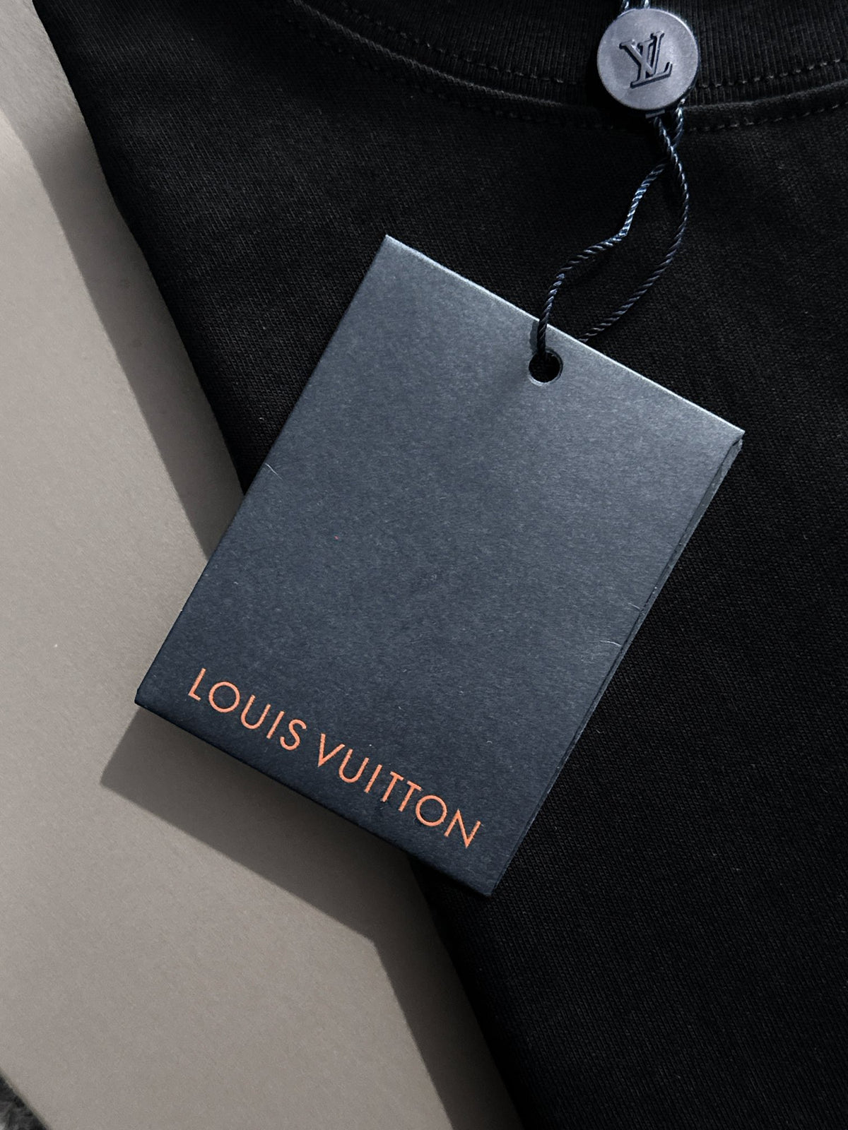 VV T-shirt with lettering on the hem 1825042503