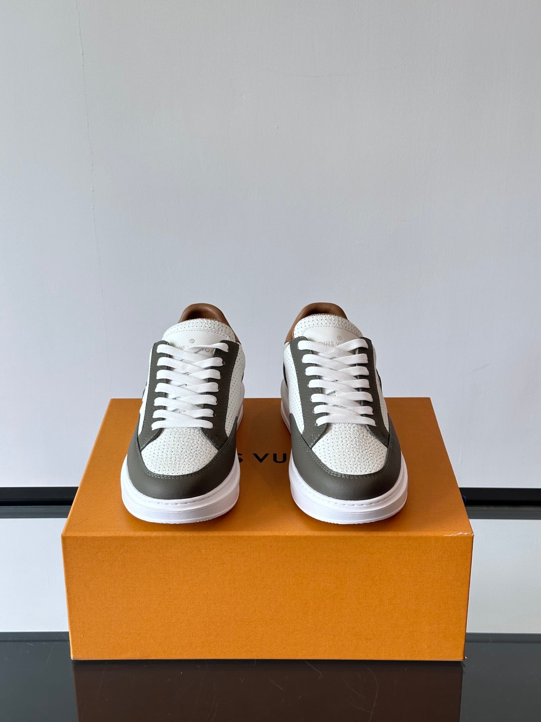 VV  Beverly Hills Breathable Sneaker 1825052107