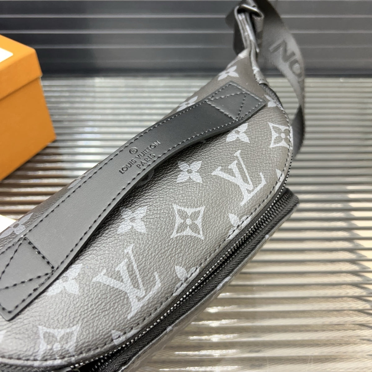 VV Bumbag Crossbody chest bag 1825052311