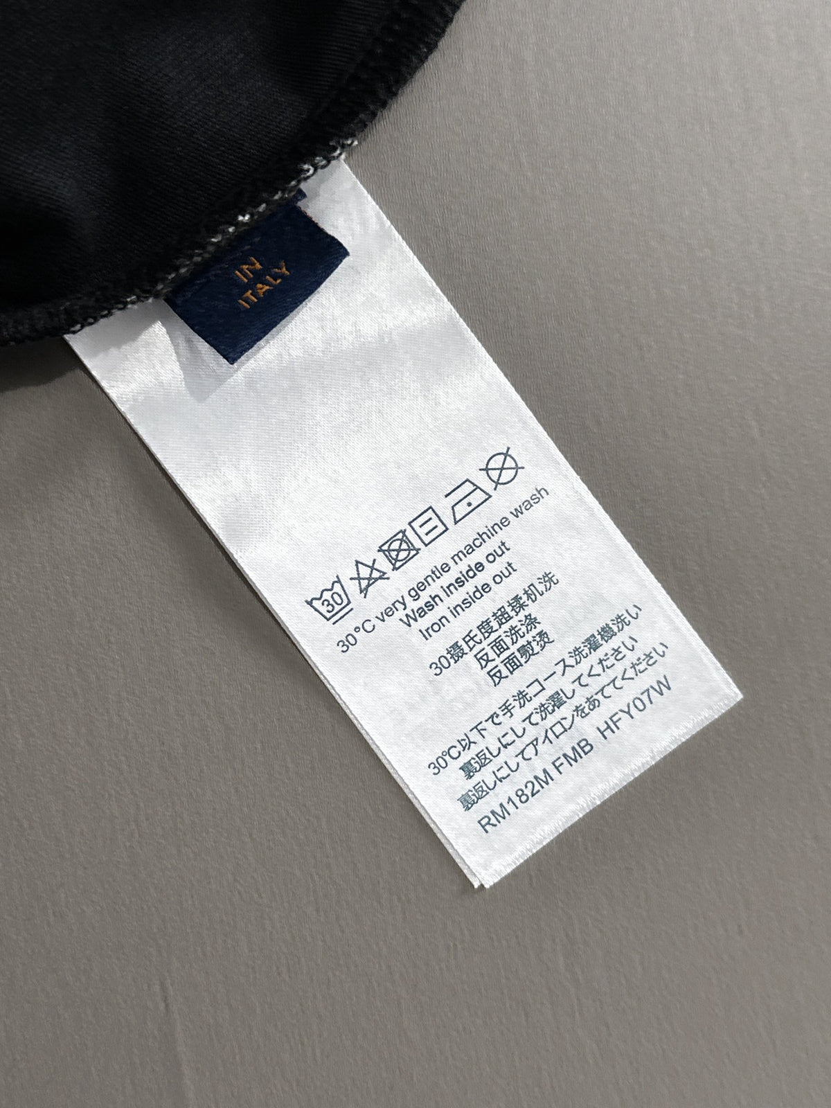 VV T-shirt with lettering on the hem 1825042503