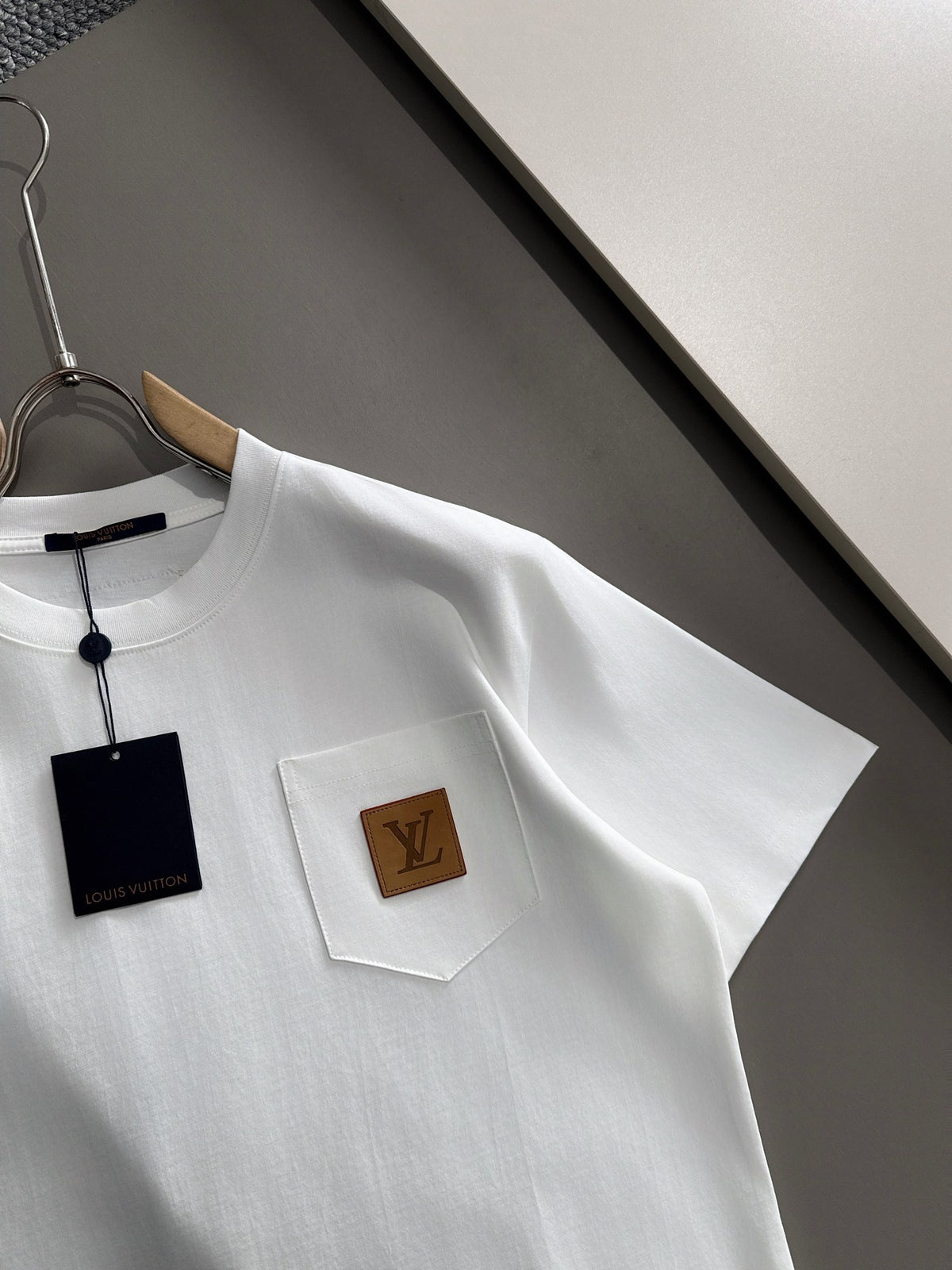 VV T-shirt with lettering on the hem 1825042503