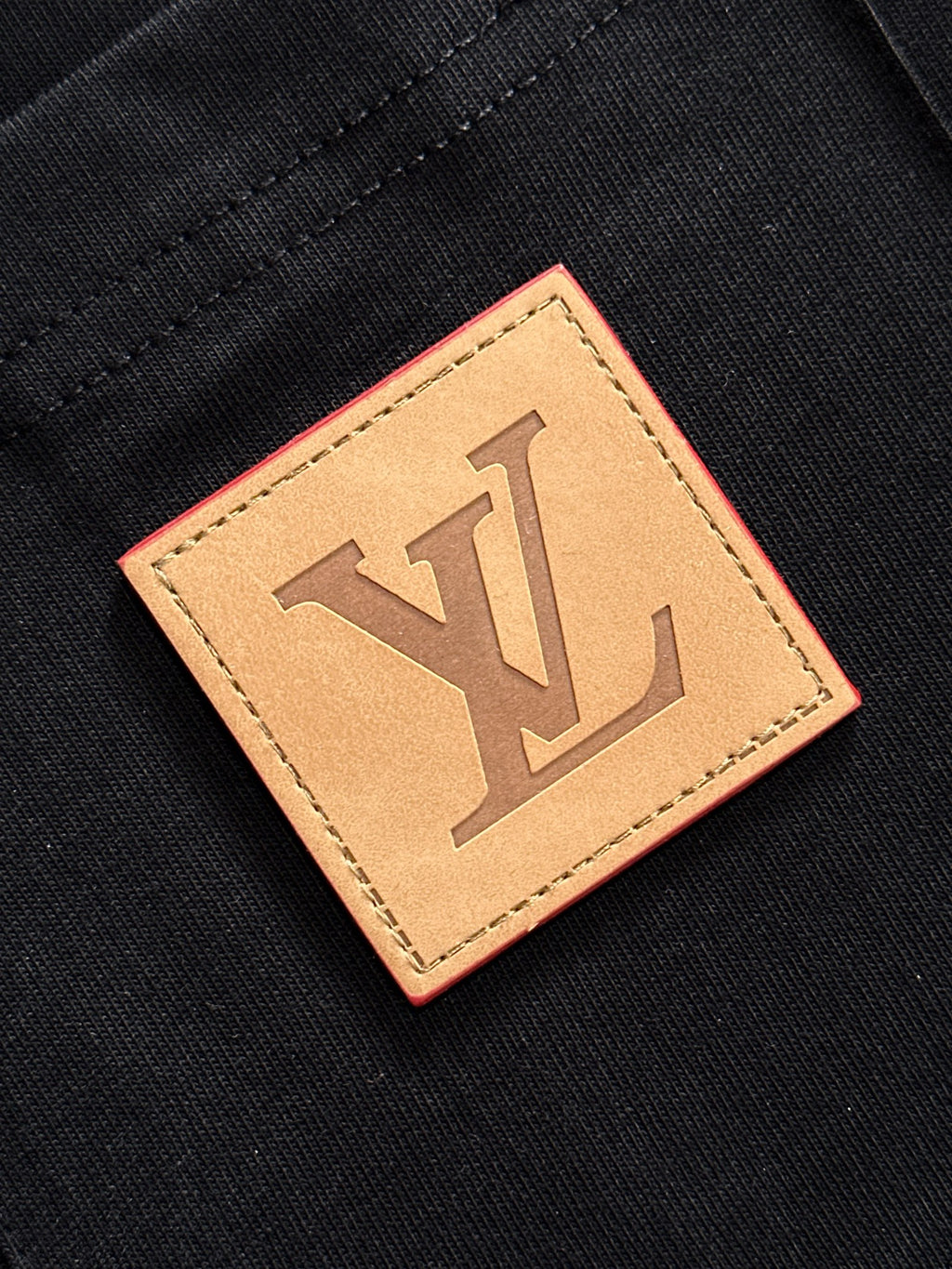 VV T-shirt with lettering on the hem 1825042503