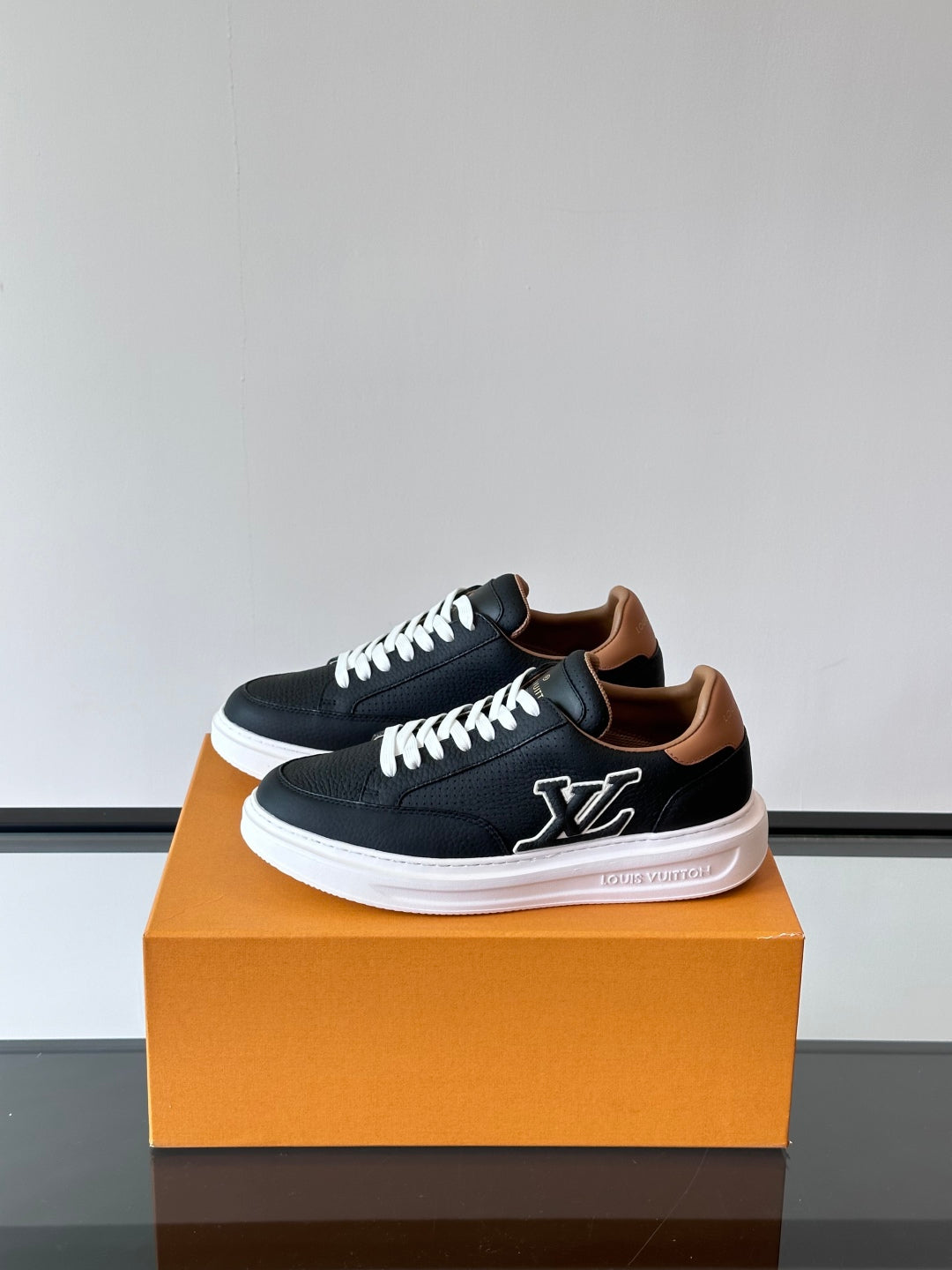 VV  Beverly Hills Breathable Sneaker 1825052107