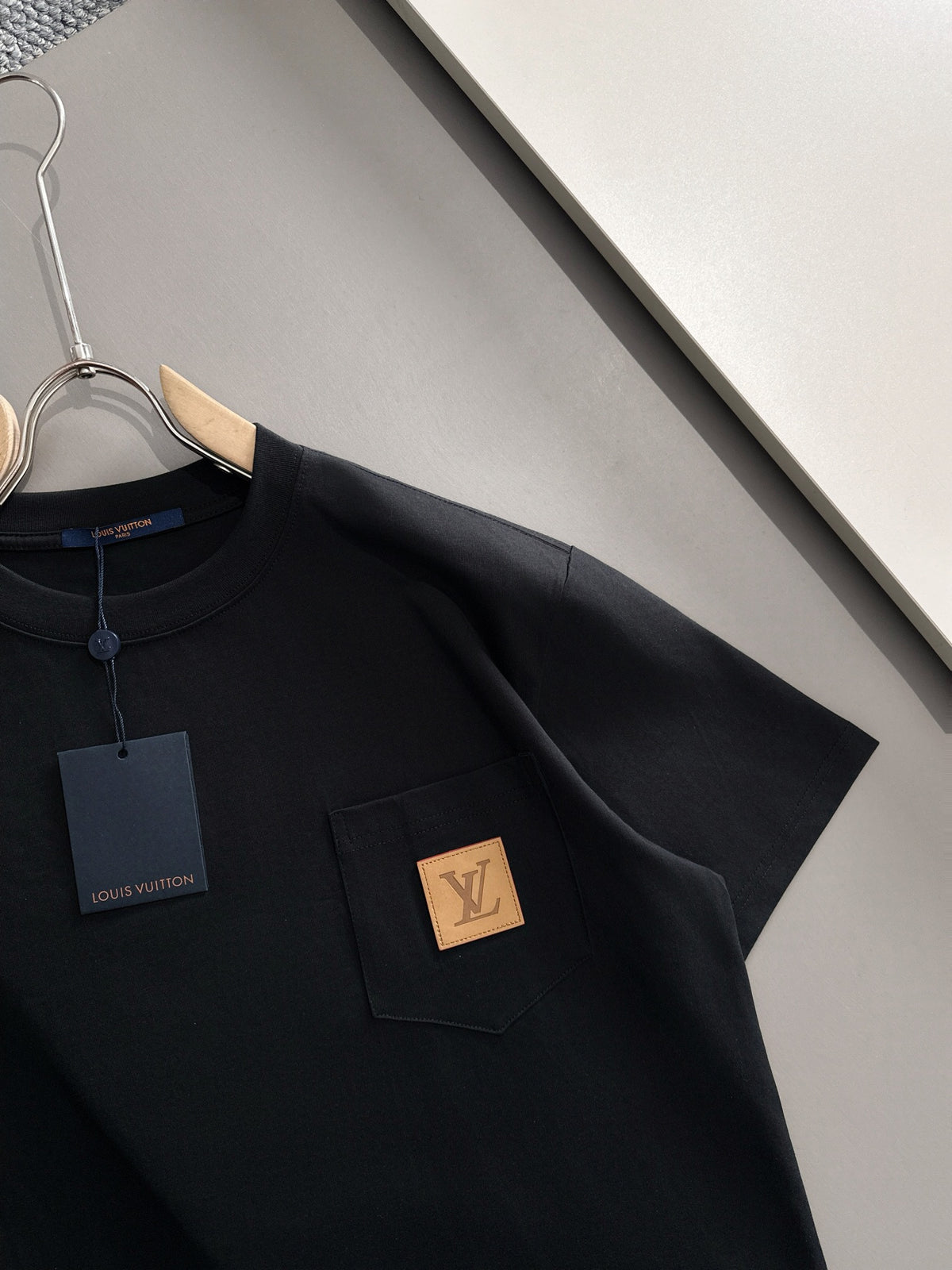 VV T-shirt with lettering on the hem 1825042503
