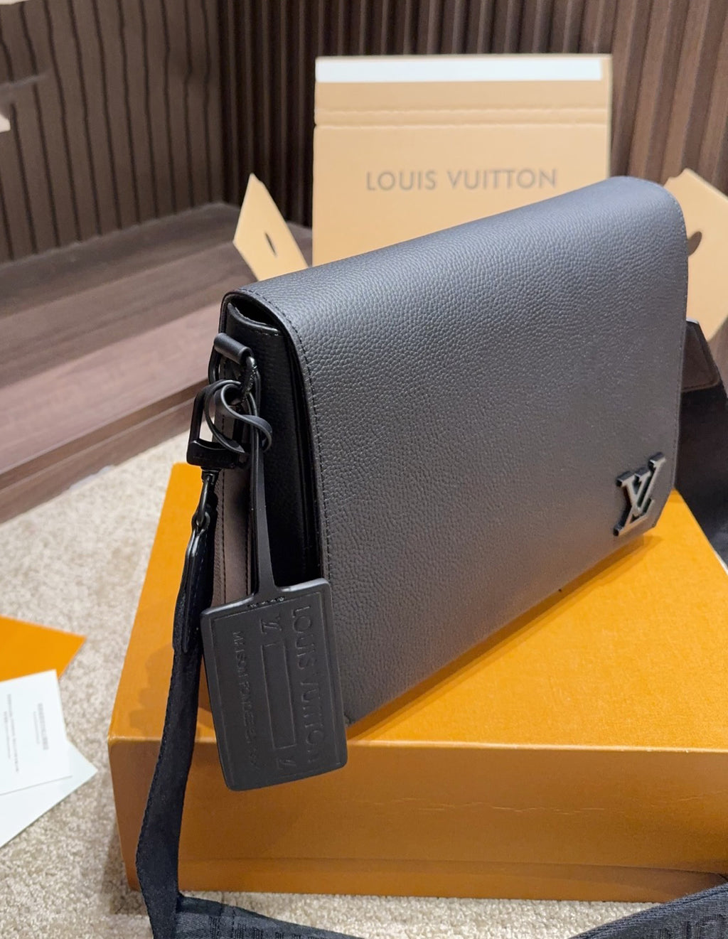 V take off flap messenger bag 1825102203
