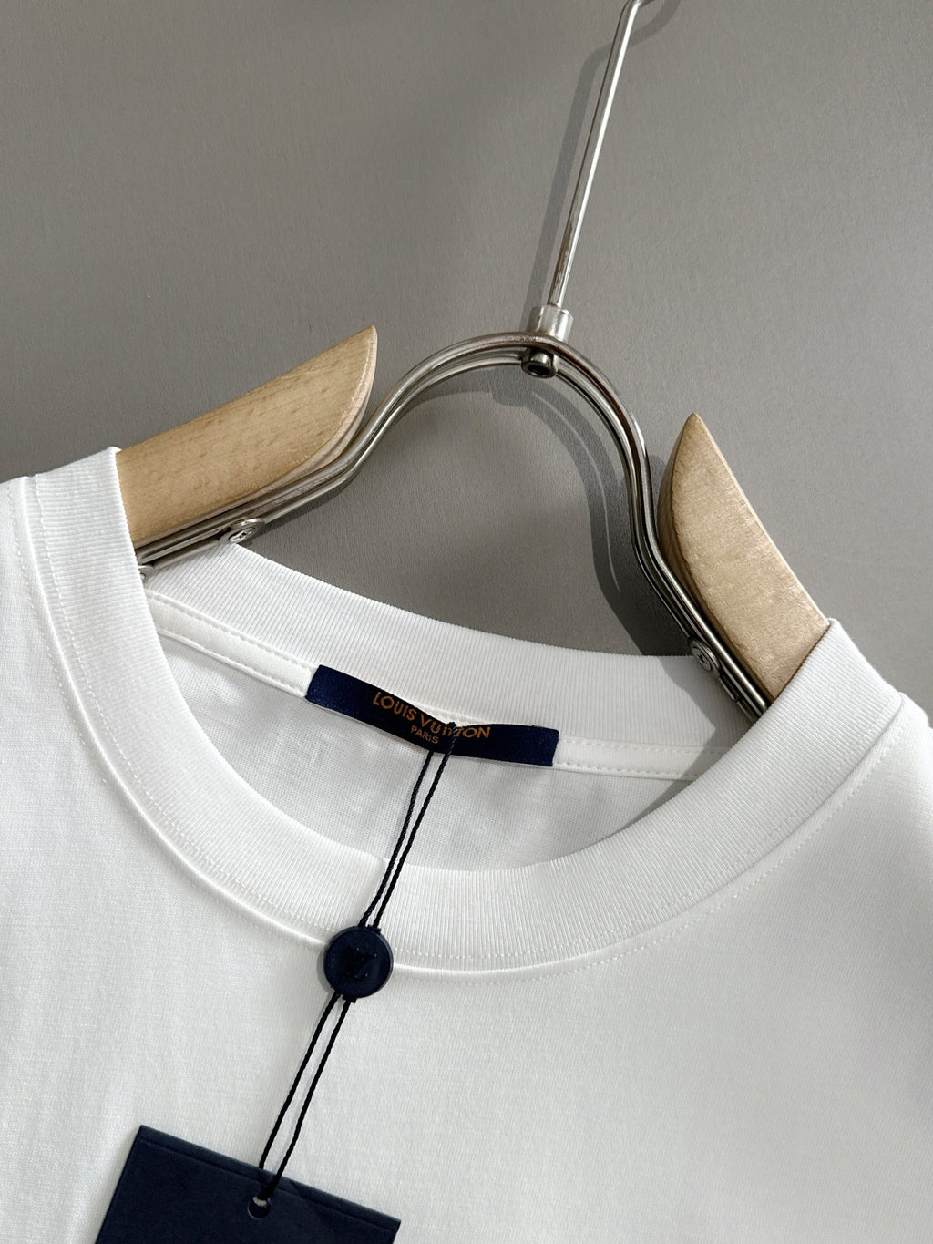 VV T-shirt with lettering on the hem 1825042503