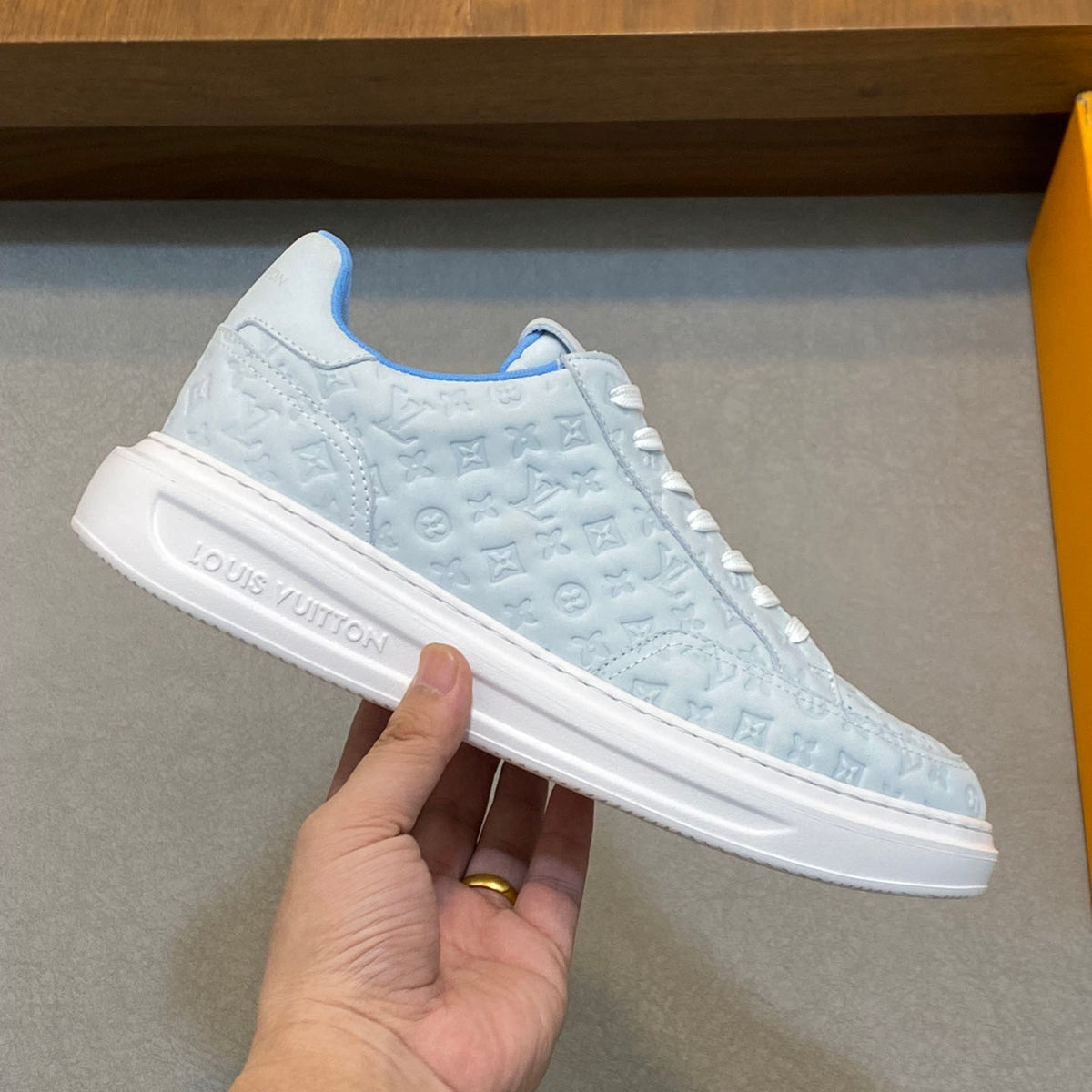 L Casual embossed sneakers 1824081201