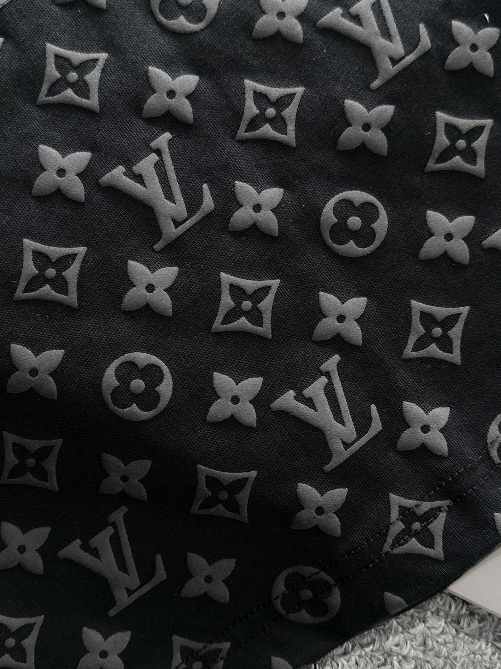 VV T-shirt with lettering on the hem 1825042503
