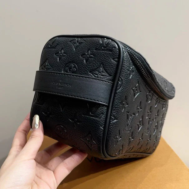 Classic chic and versatile wash bag 1024122301