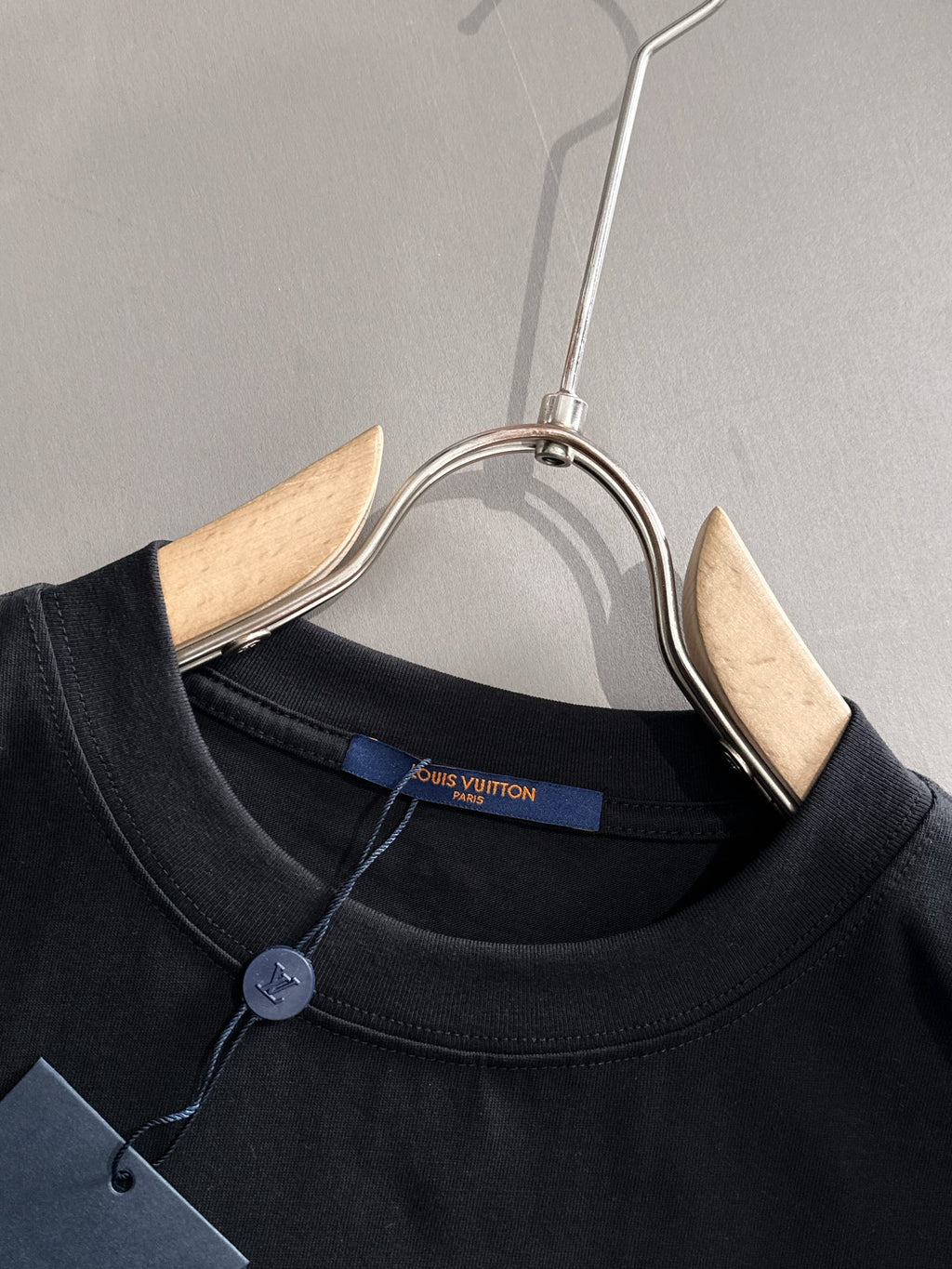 VV T-shirt with lettering on the hem 1825042503