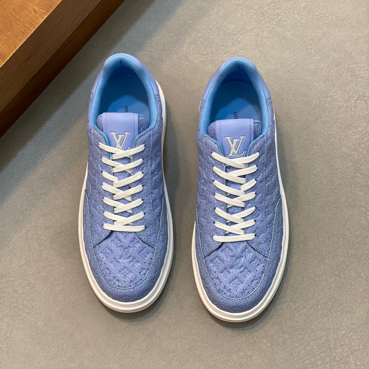 L Casual embossed sneakers 1824081201