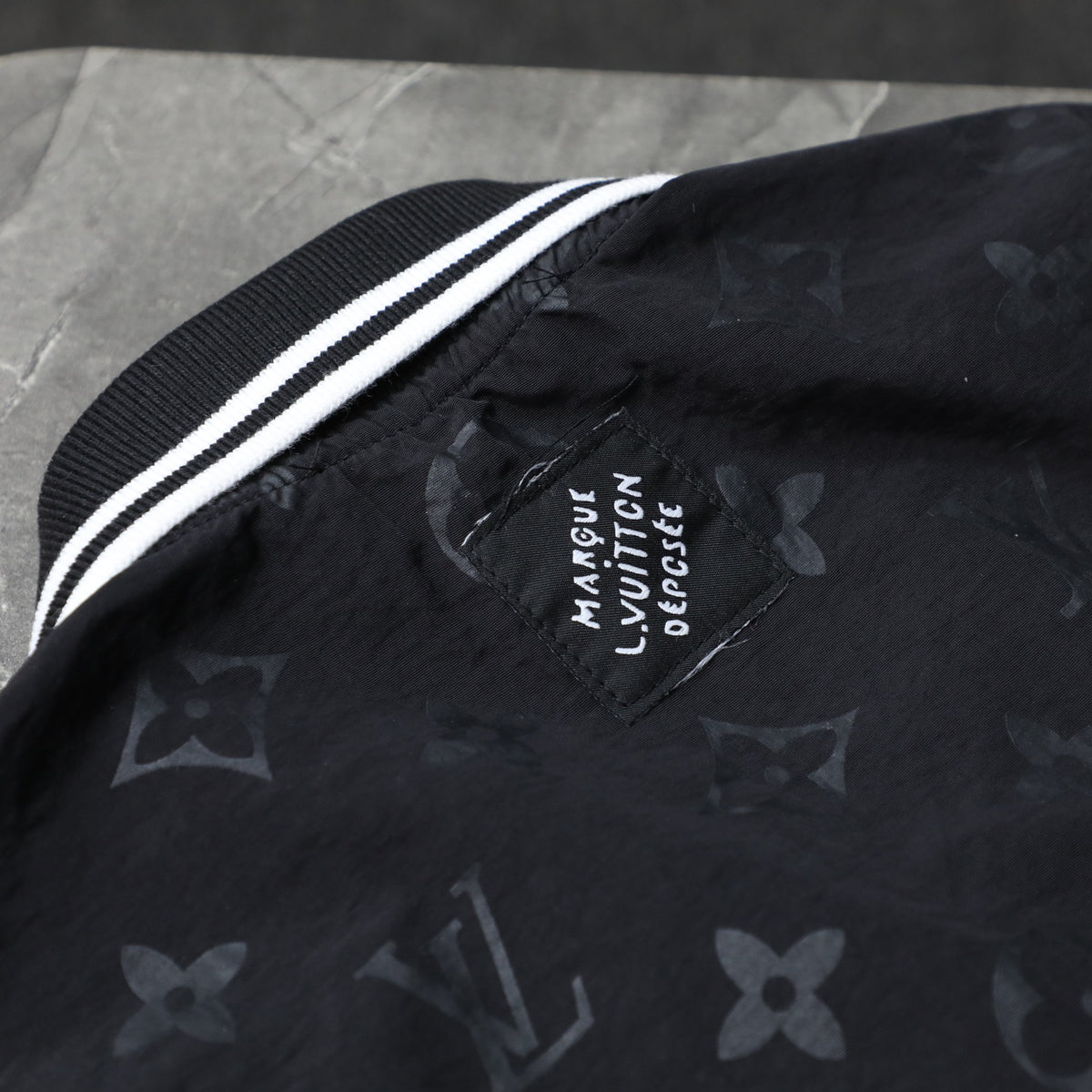 VV Jacquard Logo Casual T-shirt, Elastic Shorts 1825061816