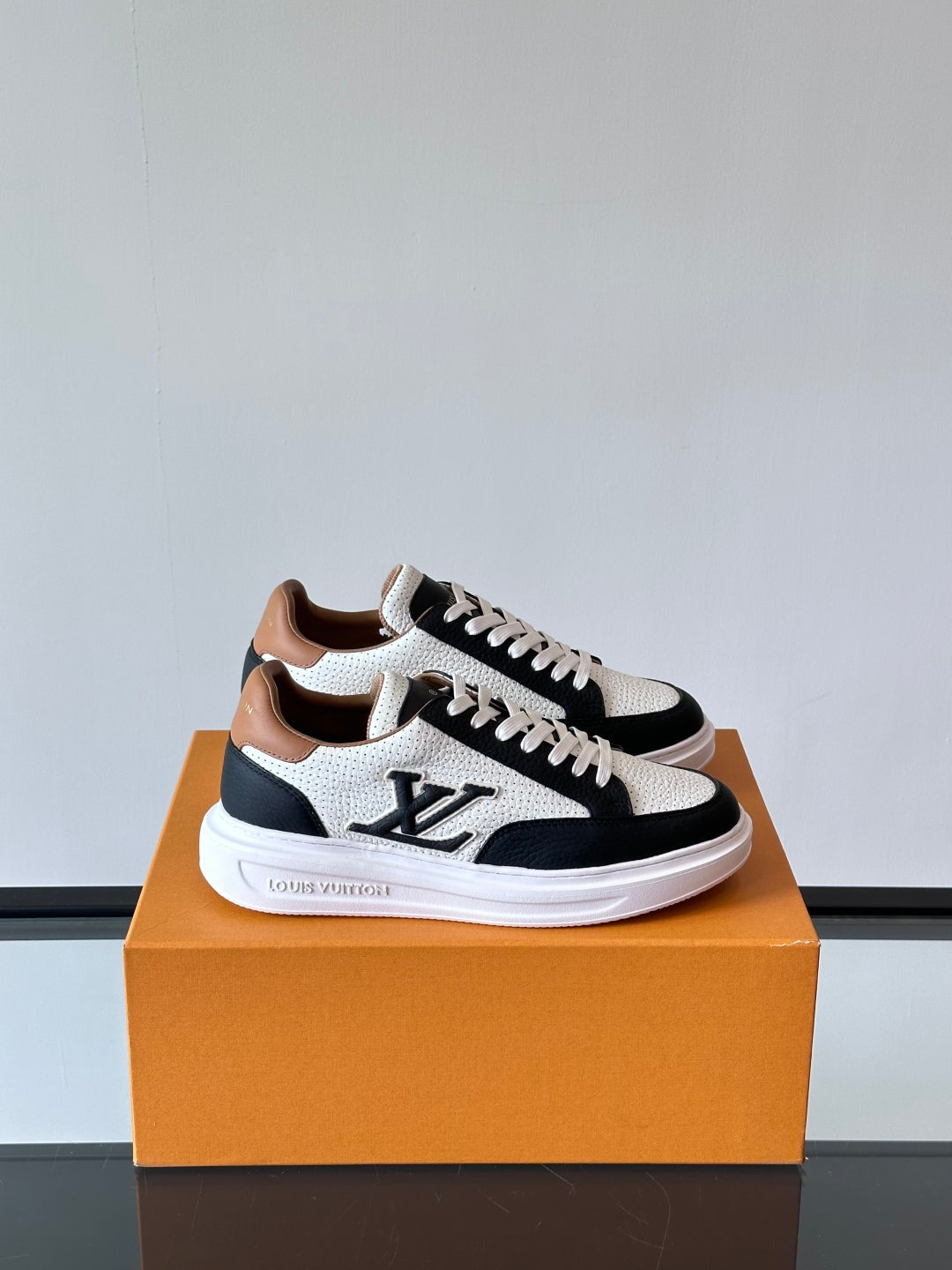 VV  Beverly Hills Breathable Sneaker 1825052107