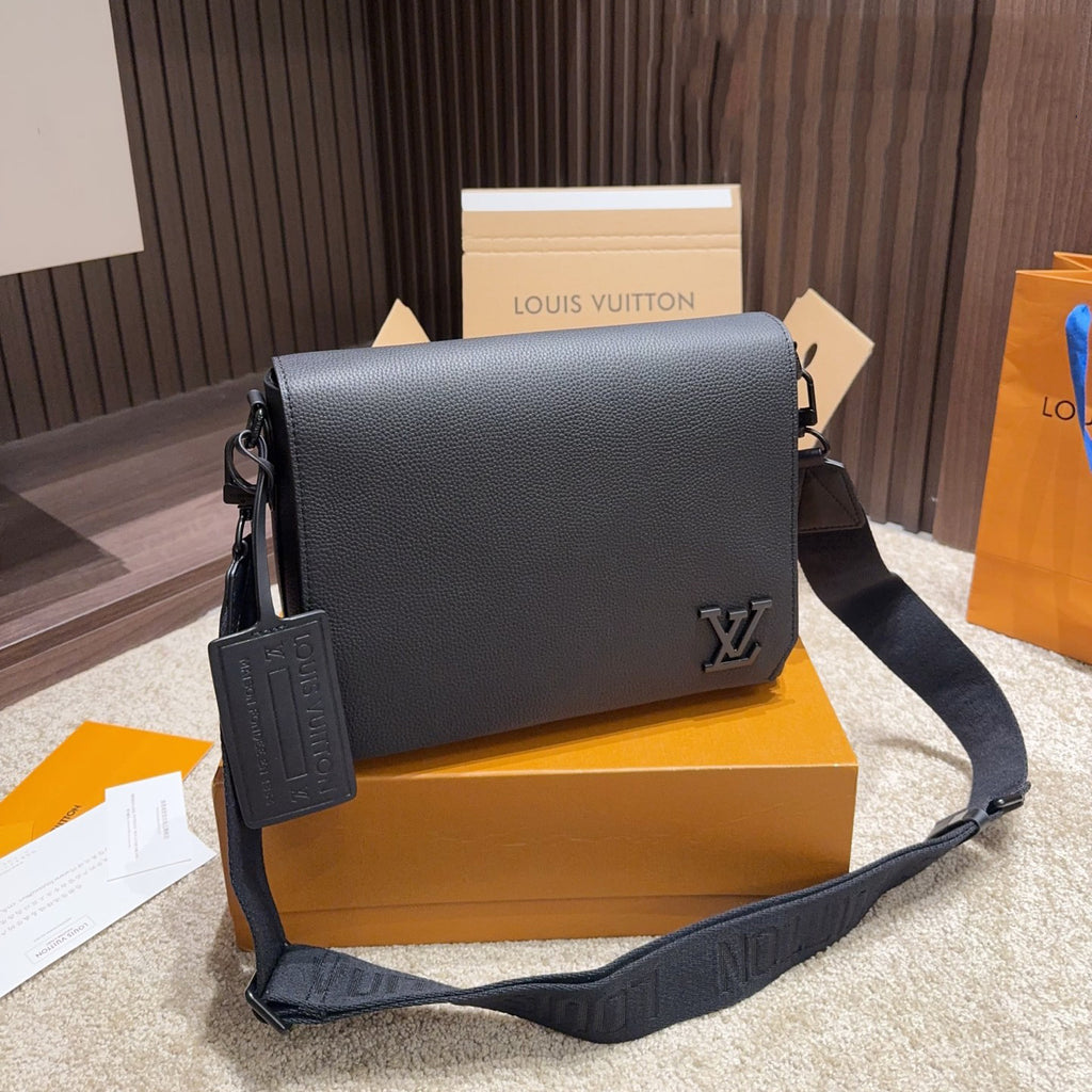 V take off flap messenger bag 1825102203