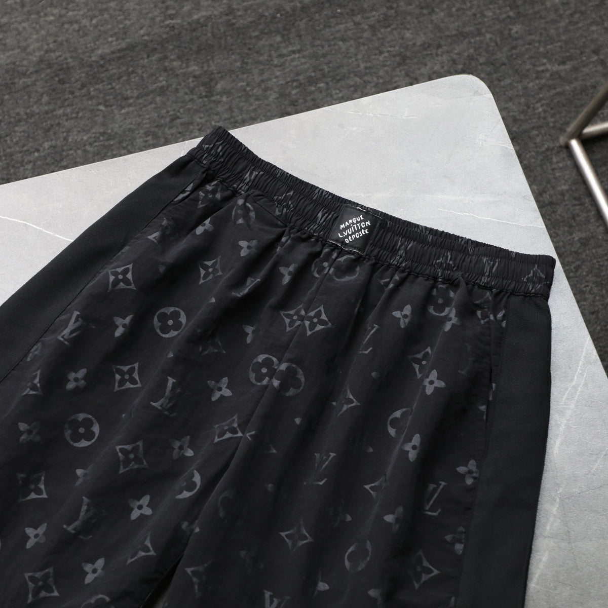 VV Jacquard Logo Casual T-shirt, Elastic Shorts 1825061816