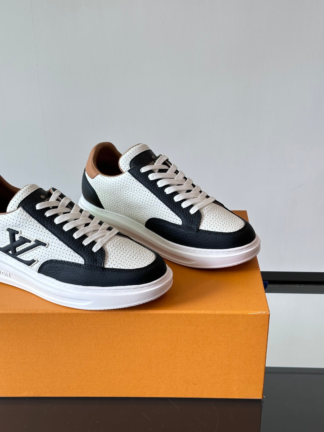 VV  Beverly Hills Breathable Sneaker 1825052107
