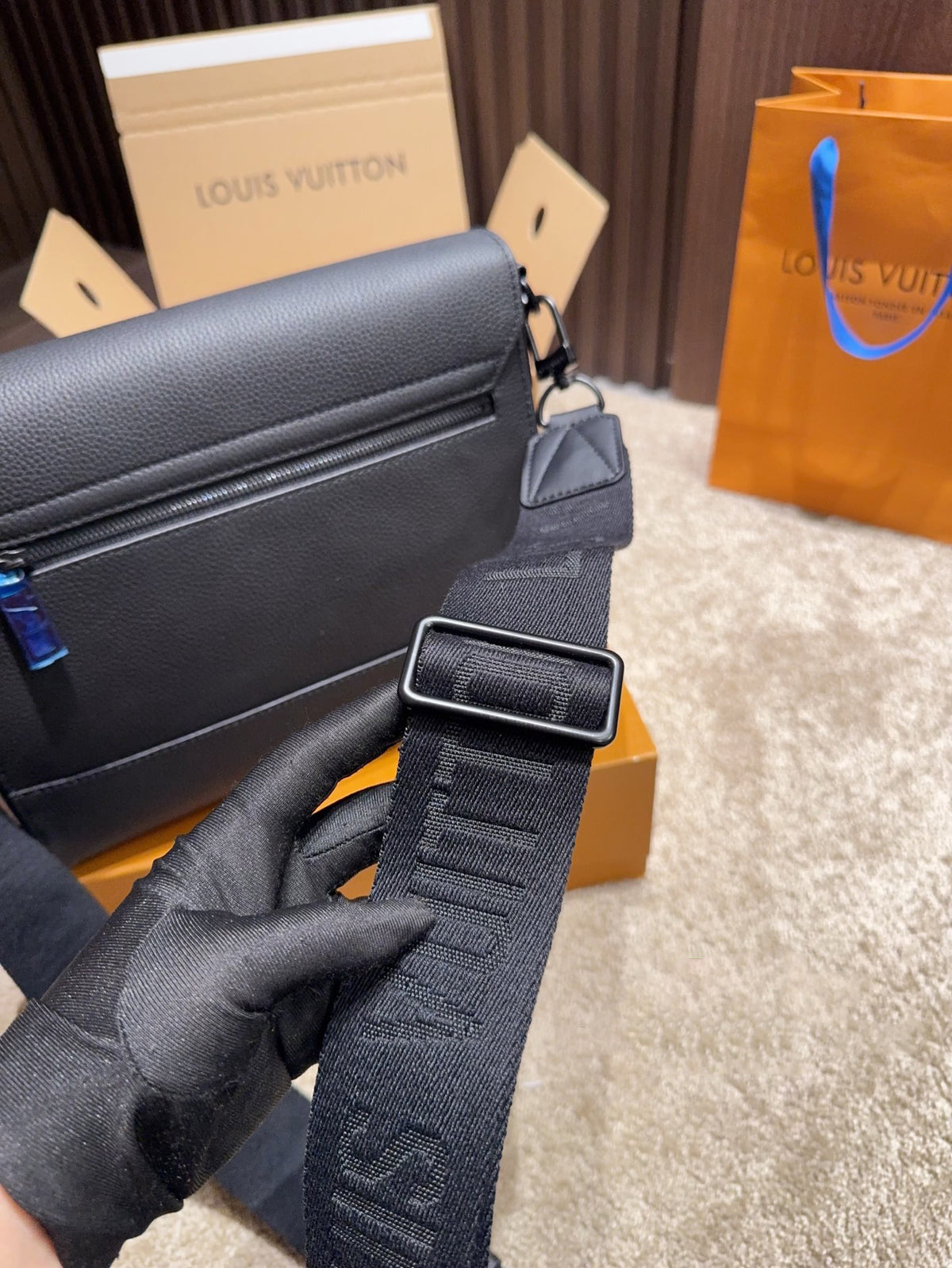 V take off flap messenger bag 1825102203