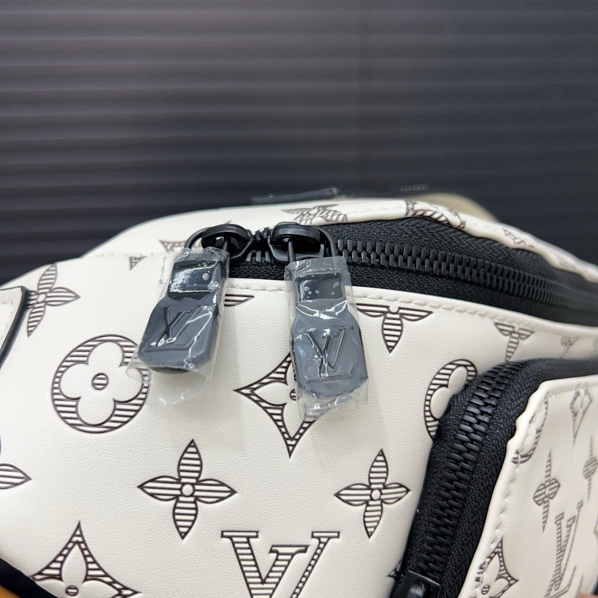 VV Bumbag Crossbody chest bag 1825052311
